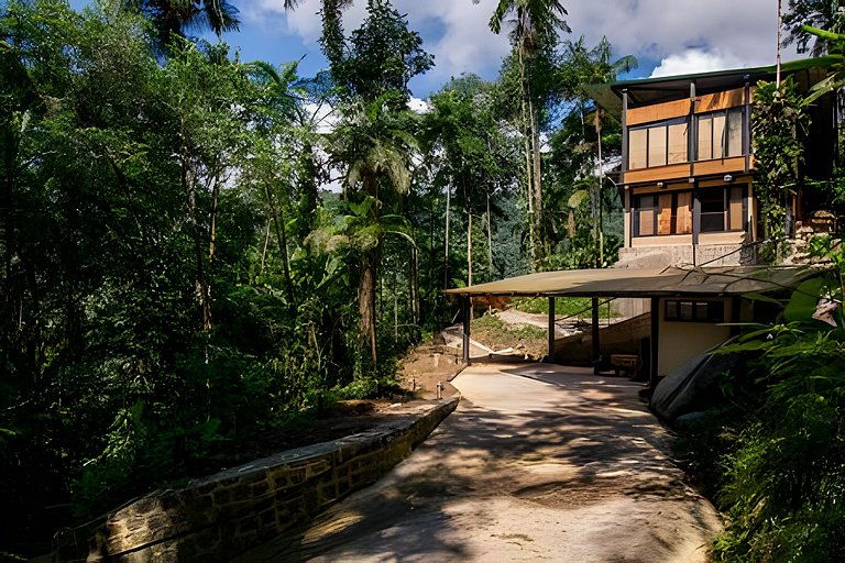 Casa com piscina natural na Aldeia Rizoma