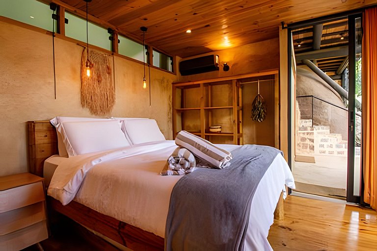 Casa com piscina natural na Aldeia Rizoma