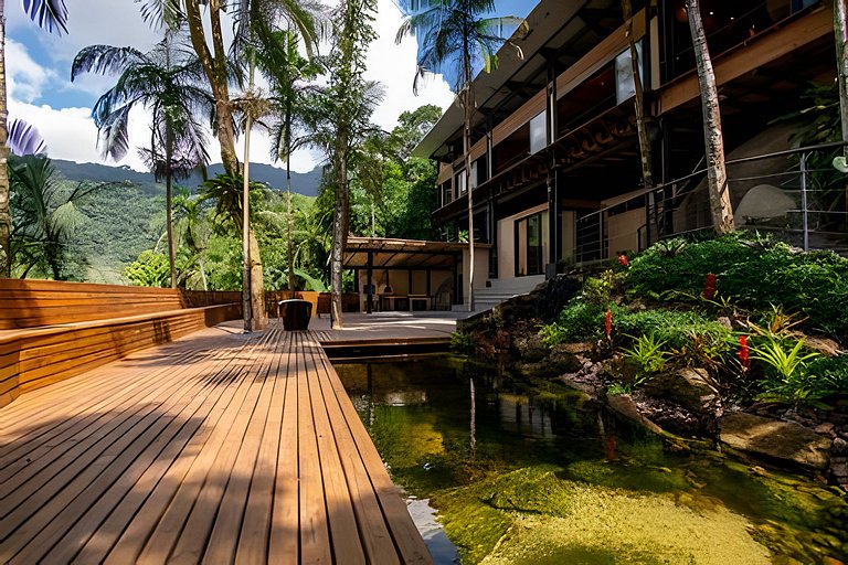 Casa com piscina natural na Aldeia Rizoma