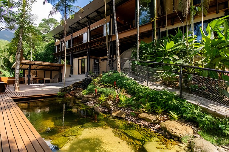 Casa com piscina natural na Aldeia Rizoma