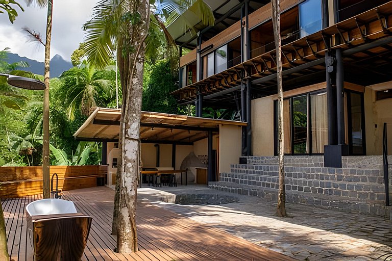 Casa com piscina natural na Aldeia Rizoma