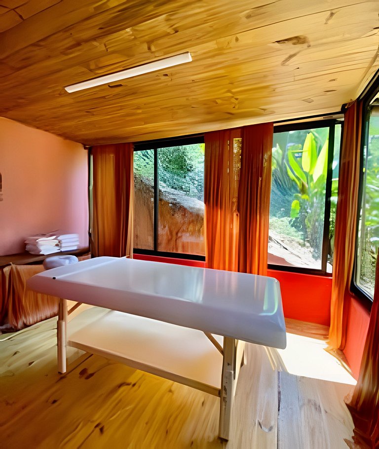 Casa com piscina natural na Aldeia Rizoma