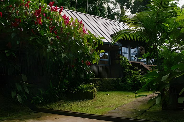 Casa Asha - design com cachoeira na Aldeia Rizoma