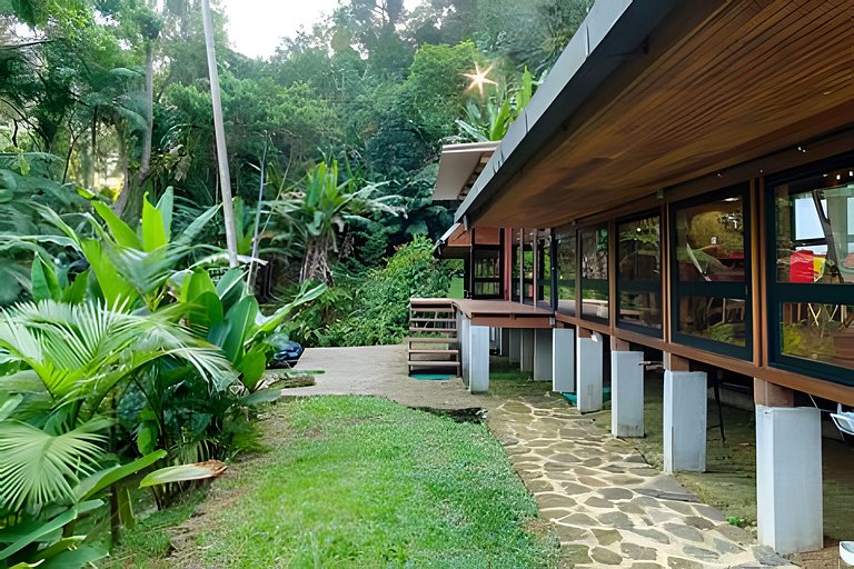 Casa Asha - design com cachoeira na Aldeia Rizoma