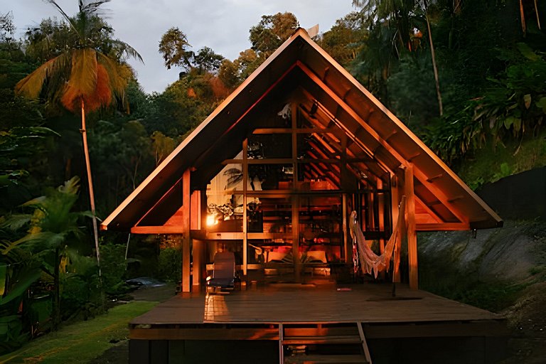 Casa de Design e Cachoeira na Aldeia Rizoma