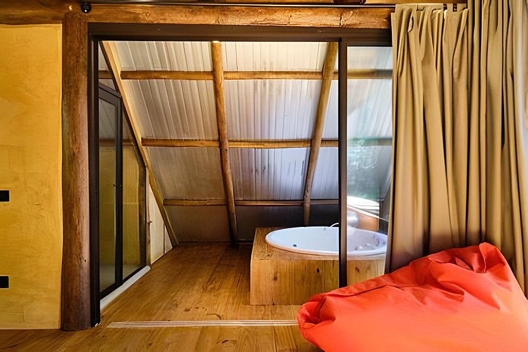 Casa na floresta com cachoeira na Aldeia Rizoma