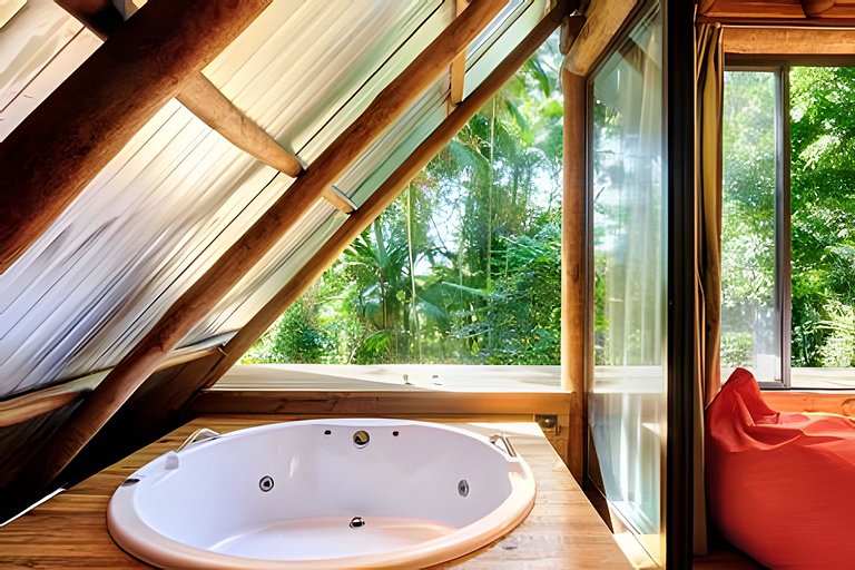 Casa na floresta com cachoeira na Aldeia Rizoma