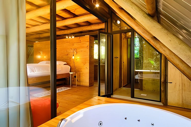 Casa na floresta com cachoeira na Aldeia Rizoma