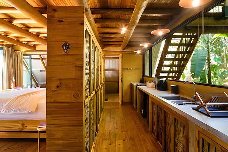 Casa na floresta com cachoeira na Aldeia Rizoma