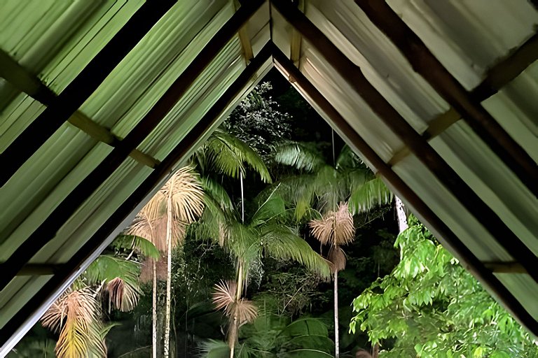Casa na floresta com cachoeira na Aldeia Rizoma