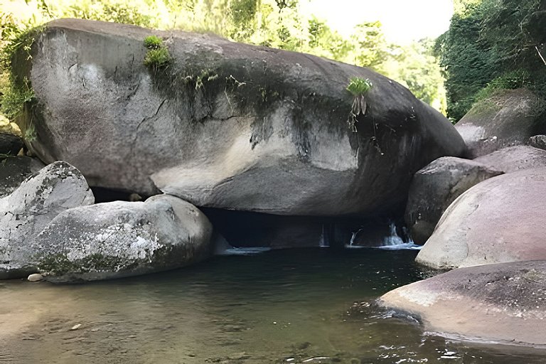 Casa na floresta com cachoeira na Aldeia Rizoma