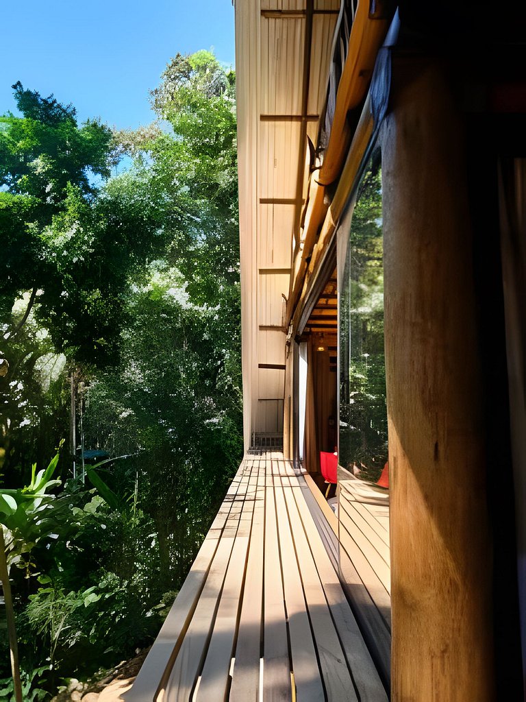 Casa na floresta com cachoeira na Aldeia Rizoma