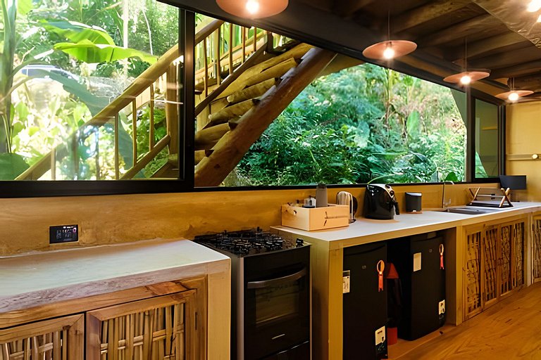 Casa na floresta com cachoeira na Aldeia Rizoma