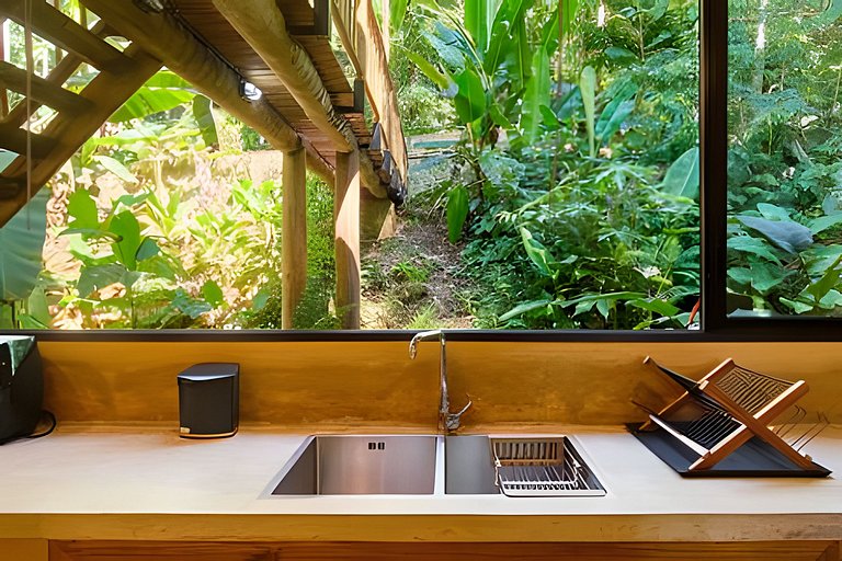 Casa na floresta com cachoeira na Aldeia Rizoma