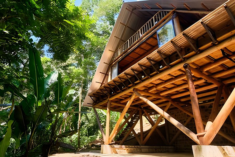 Casa na floresta com cachoeira na Aldeia Rizoma