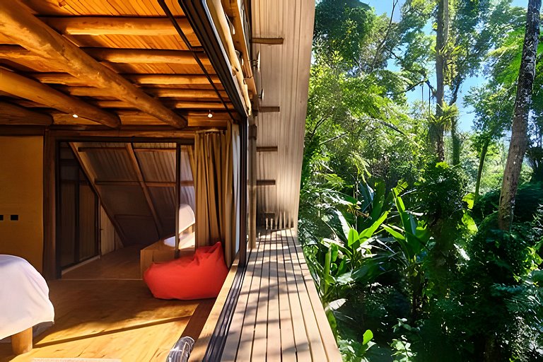 Casa na floresta com cachoeira na Aldeia Rizoma