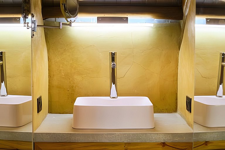 Casa na floresta com cachoeira na Aldeia Rizoma