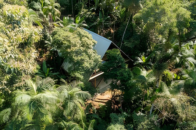 Casa na floresta com cachoeira na Aldeia Rizoma