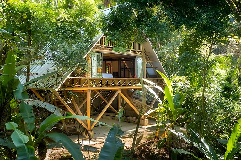 Casa na floresta com cachoeira na Aldeia Rizoma