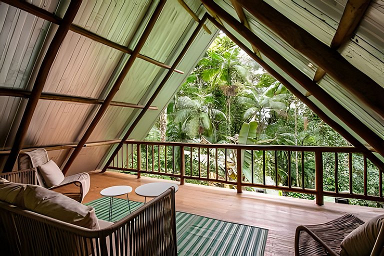 Casa na floresta com cachoeira na Aldeia Rizoma