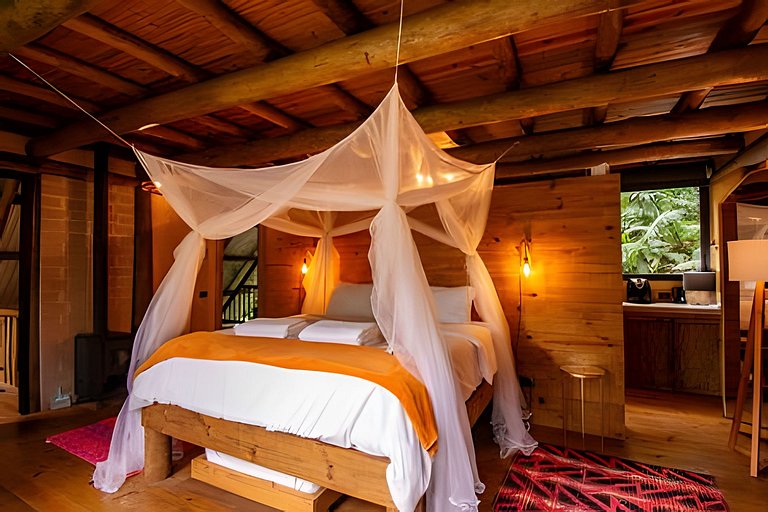 Casa na floresta com cachoeira na Aldeia Rizoma