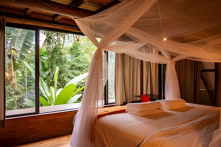 Casa na floresta com cachoeira na Aldeia Rizoma