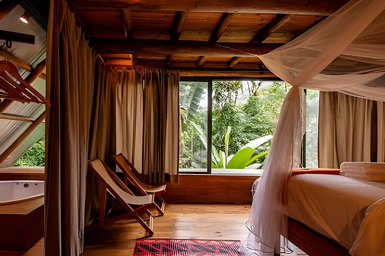 Casa na floresta com cachoeira na Aldeia Rizoma