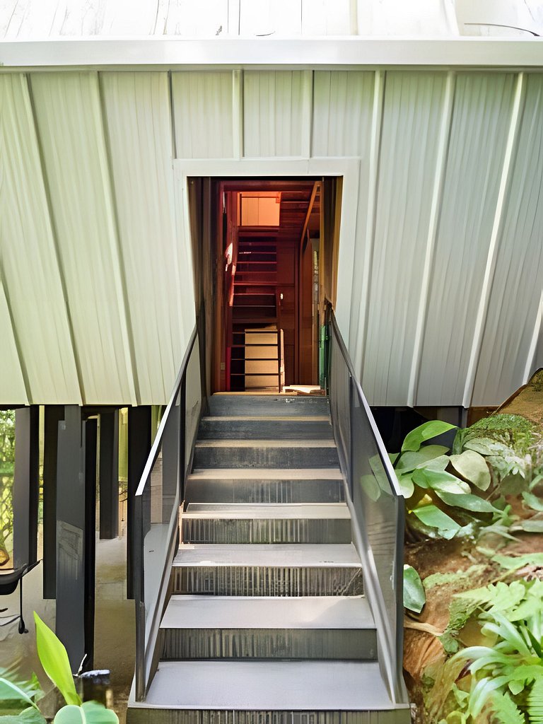 No topo das árvores, próximo à cachoeira