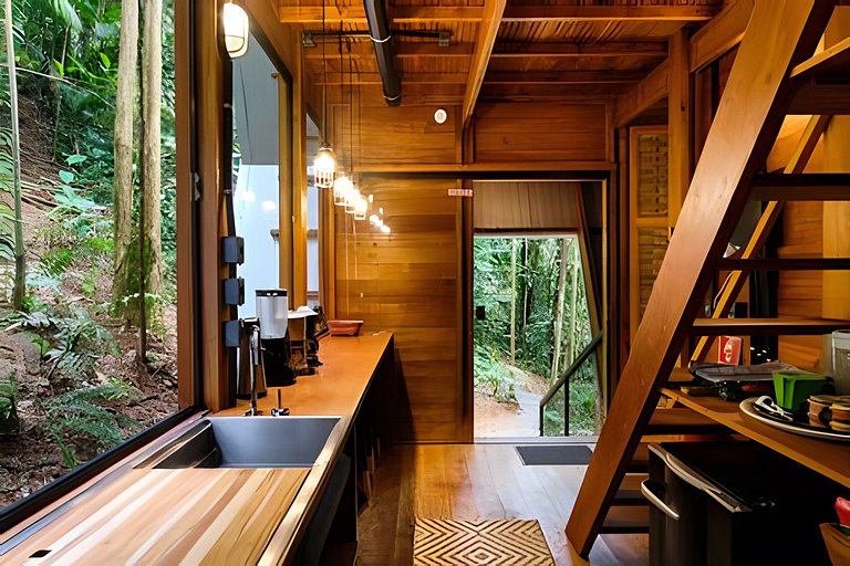 No topo das árvores, próximo à cachoeira