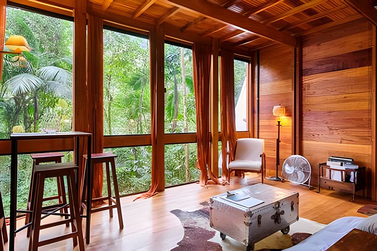 No topo das árvores, próximo à cachoeira