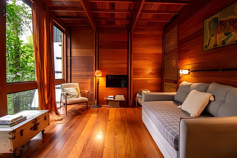 No topo das árvores, próximo à cachoeira