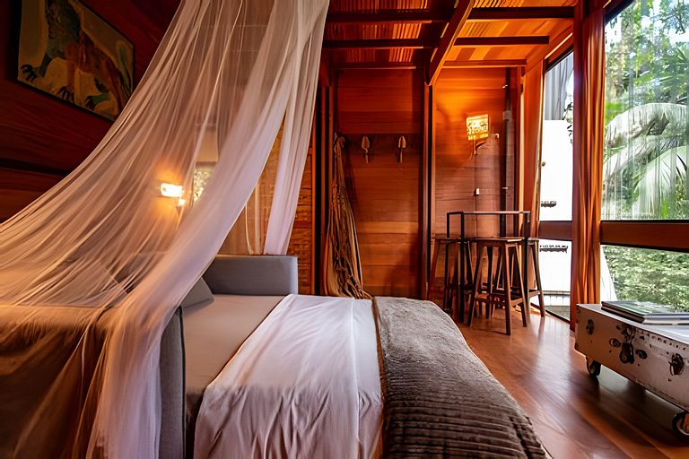 No topo das árvores, próximo à cachoeira