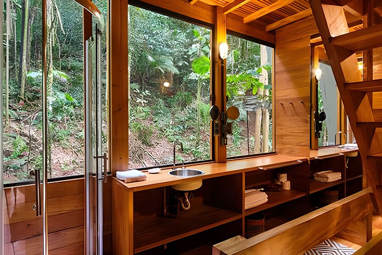 No topo das árvores, próximo à cachoeira