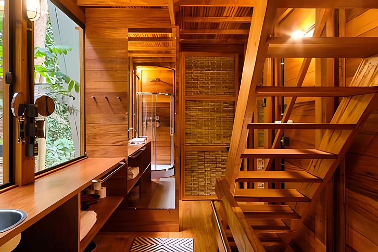 No topo das árvores, próximo à cachoeira