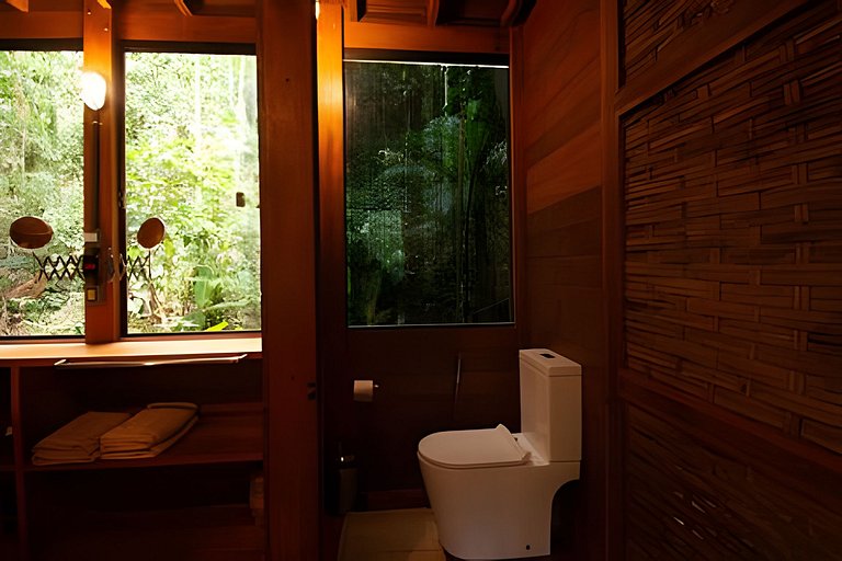 No topo das árvores, próximo à cachoeira