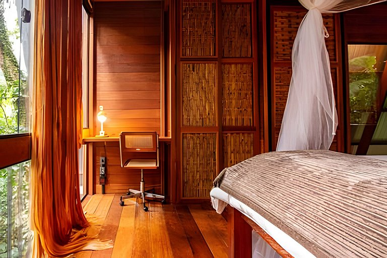 No topo das árvores, próximo à cachoeira