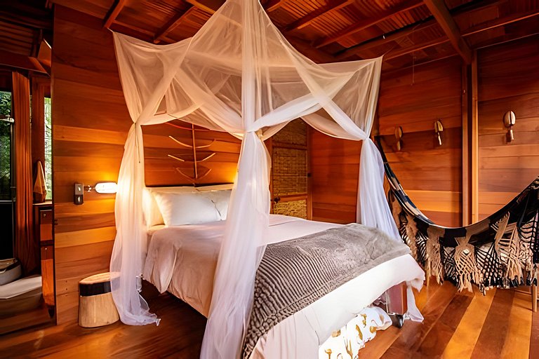 No topo das árvores, próximo à cachoeira