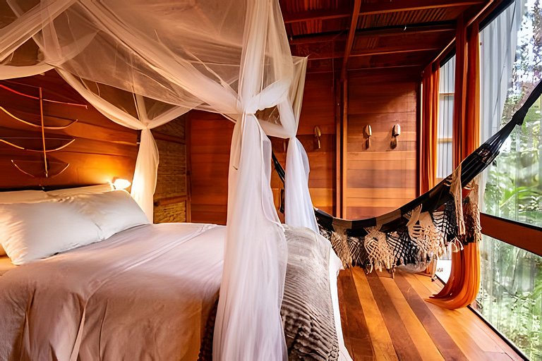 No topo das árvores, próximo à cachoeira