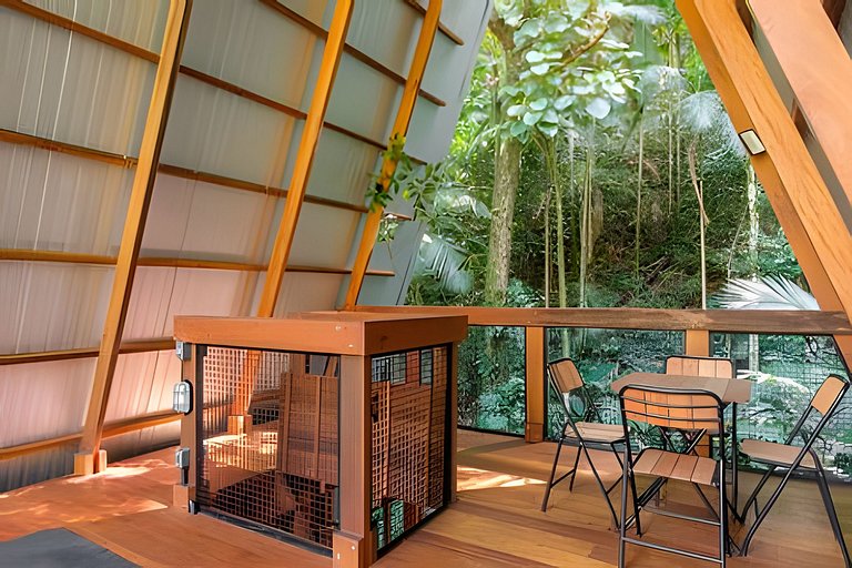 No topo das árvores, próximo à cachoeira