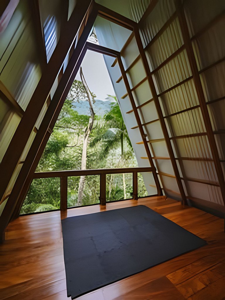 No topo das árvores, próximo à cachoeira