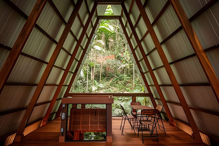 No topo das árvores, próximo à cachoeira