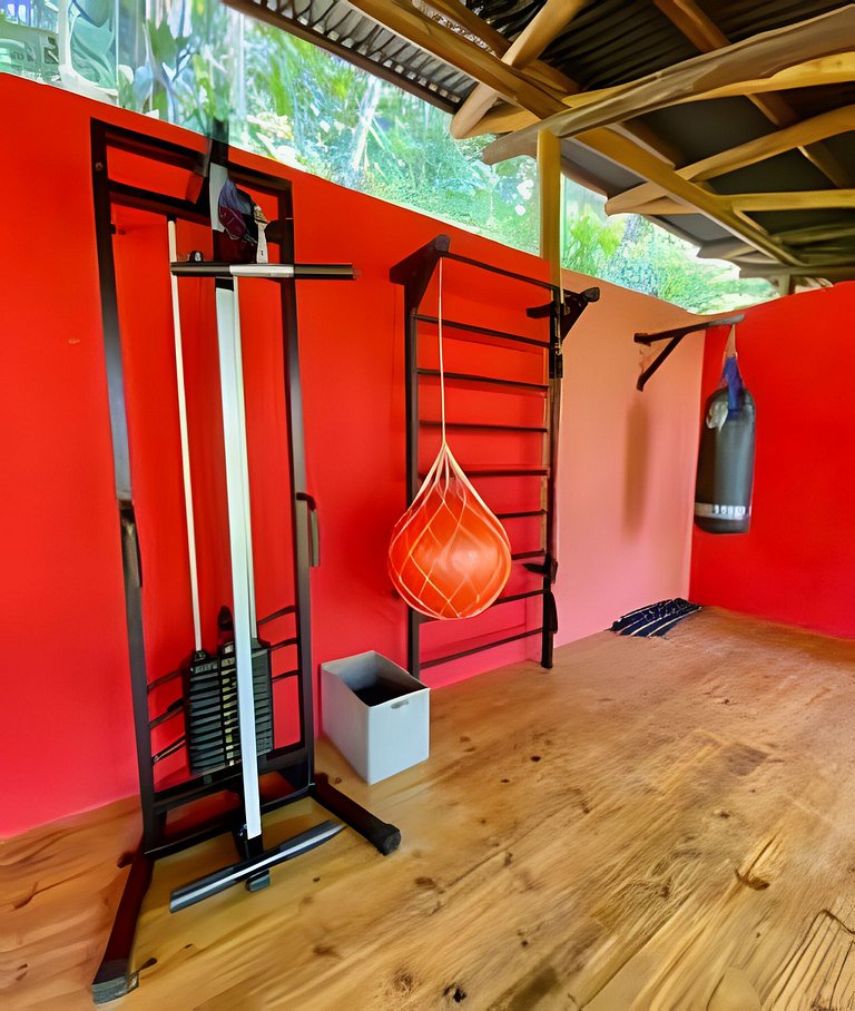 No topo das árvores, próximo à cachoeira