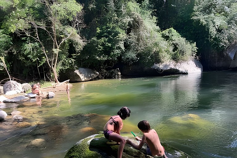 No topo das árvores, próximo à cachoeira
