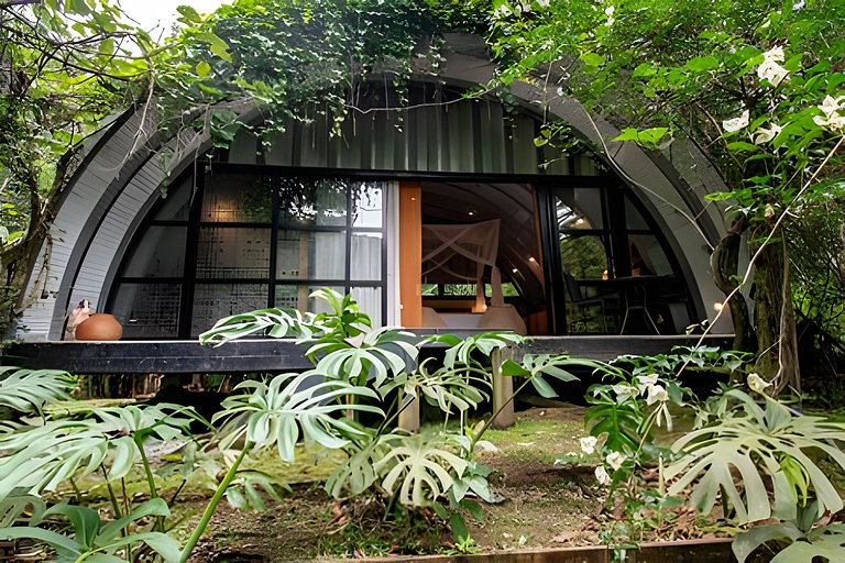 Refugio aconchegante e futurista na floresta