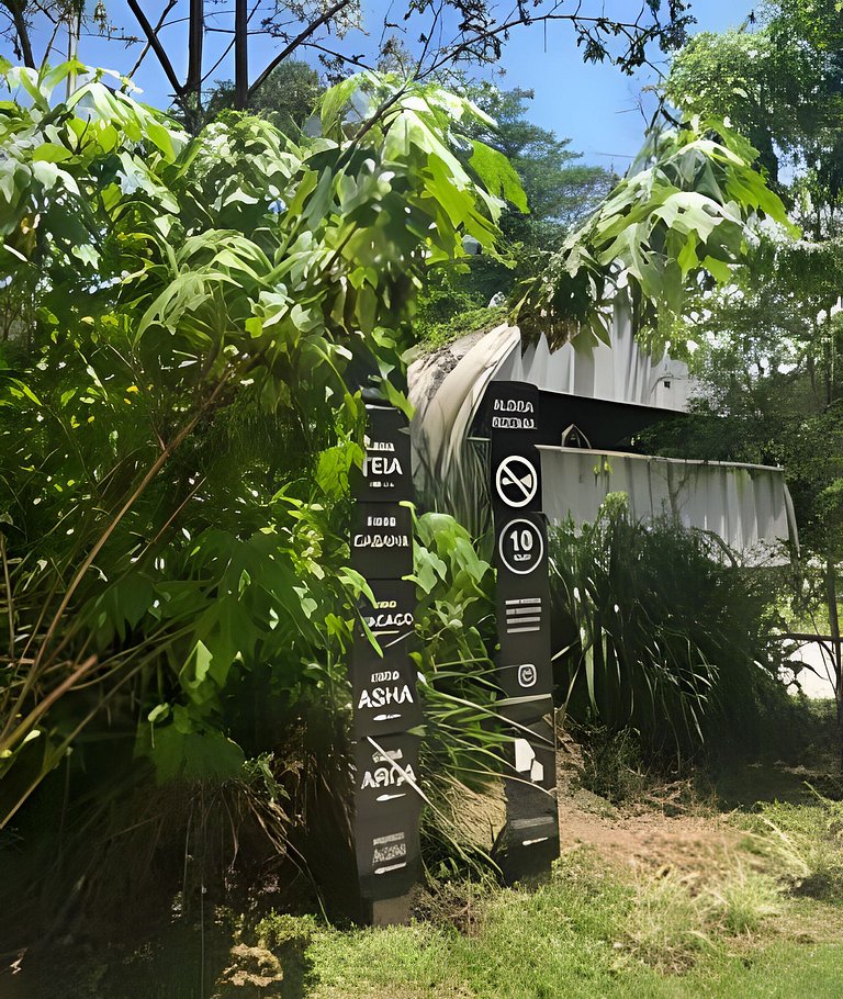 Refugio aconchegante na floresta Aldeia Rizoma