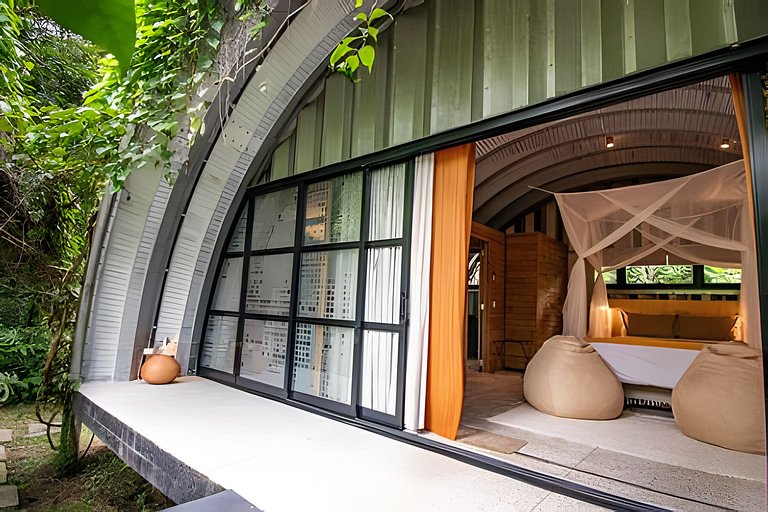 Refugio aconchegante e futurista na floresta