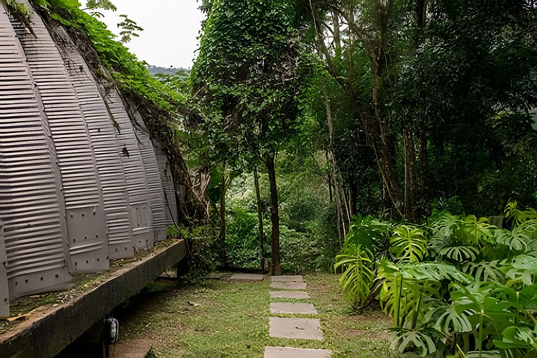 Refugio aconchegante e futurista na floresta