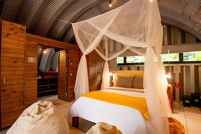 Refugio aconchegante e futurista na floresta