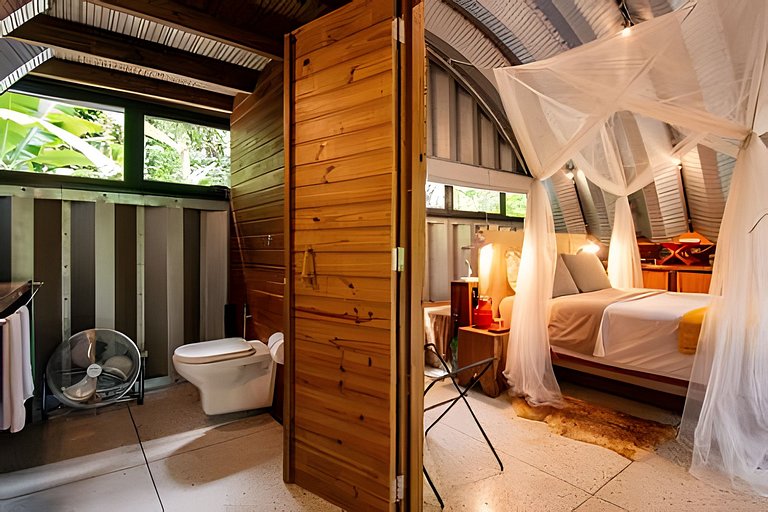 Refugio aconchegante e futurista na floresta