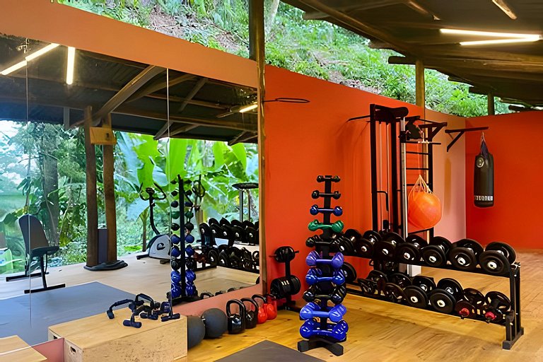 Refugio aconchegante e futurista na floresta